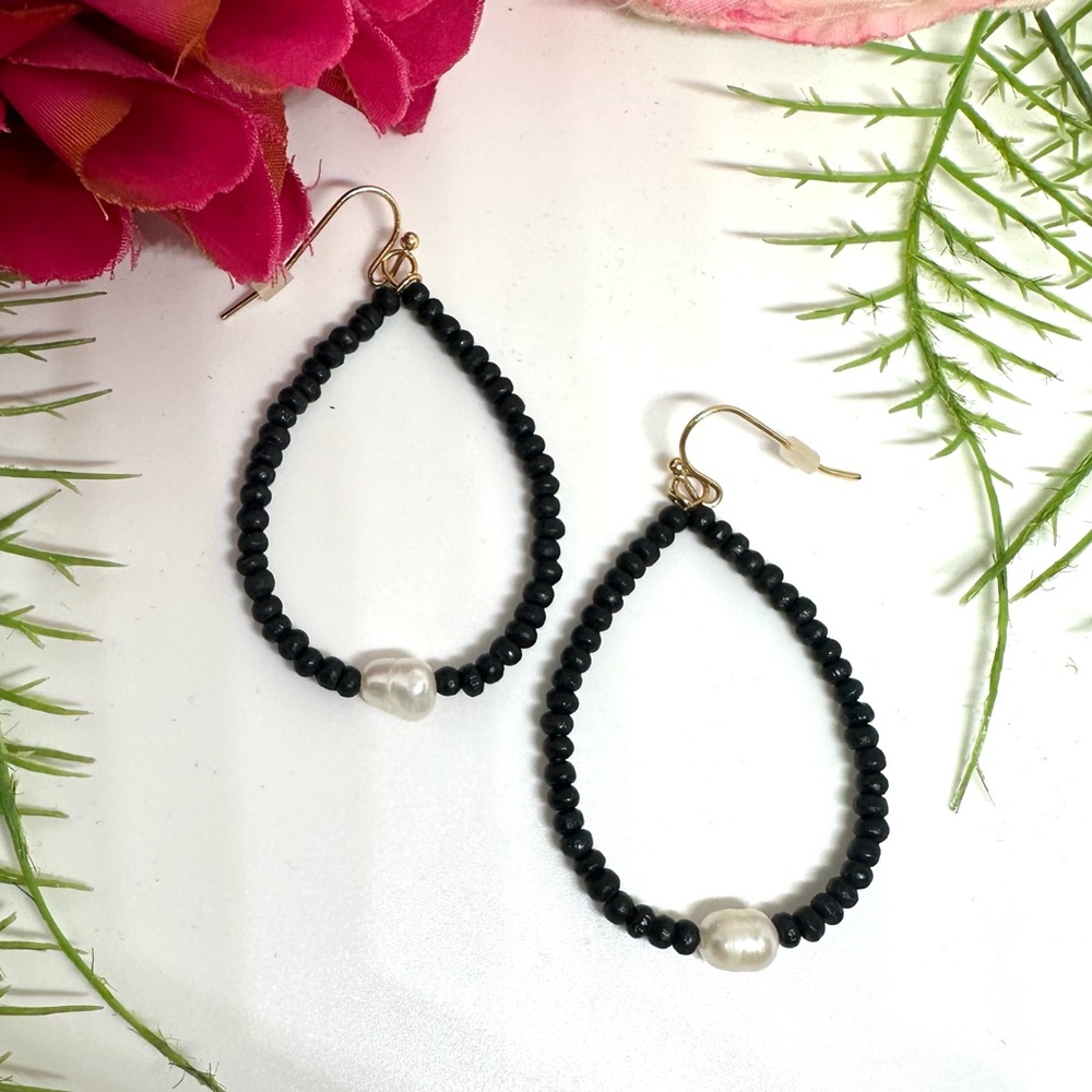 Freshwater Pearl⚜️Beaded Black Hoop Earrings